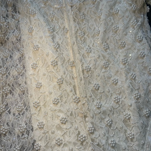STUNNING Antique white lace and pearl wedding gown. - Picture 6 of 7